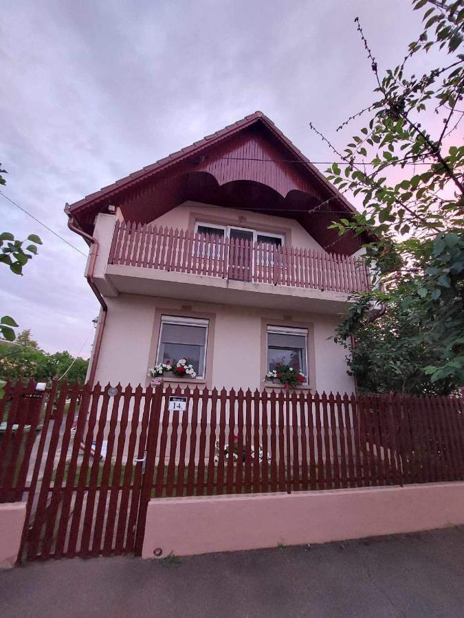 Almos Vendeghaz Apartment Hajduszoboszlo Exterior photo